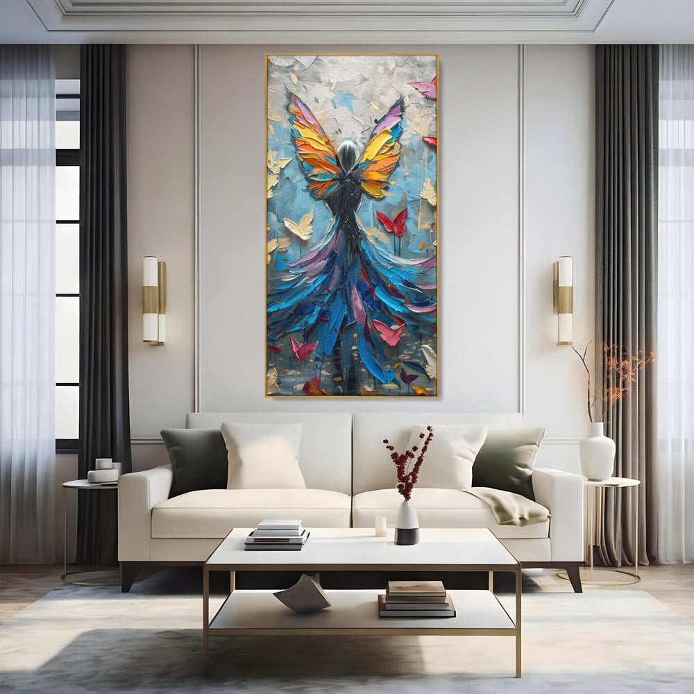 Tablou canvas cu tablou canvas cu femeie si aripi de fluture, in rama de aluminiu auriu, pe perete intr-un living